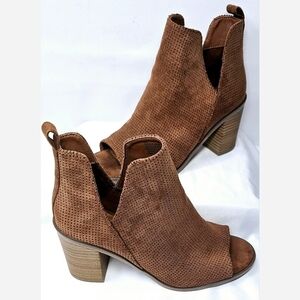 Size 6.5 Universal Thread Boots
